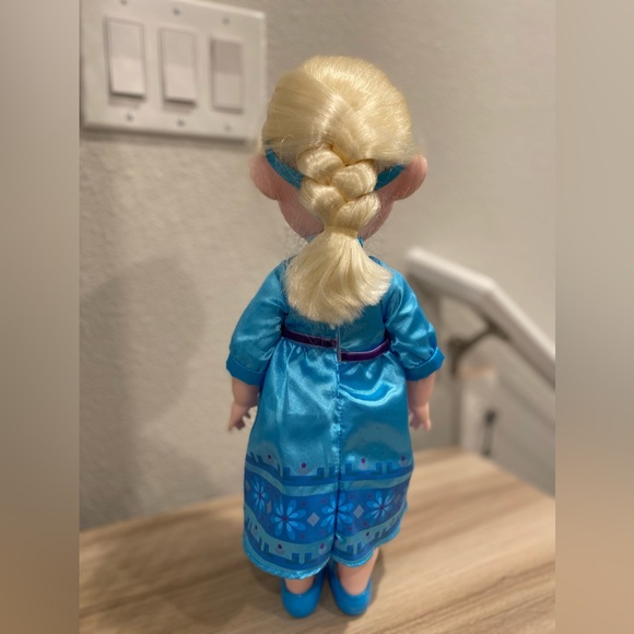 Disney Plastic Mid Size Elsa Doll Frozen Movie Figurine Moveable - Picture 2 of 3